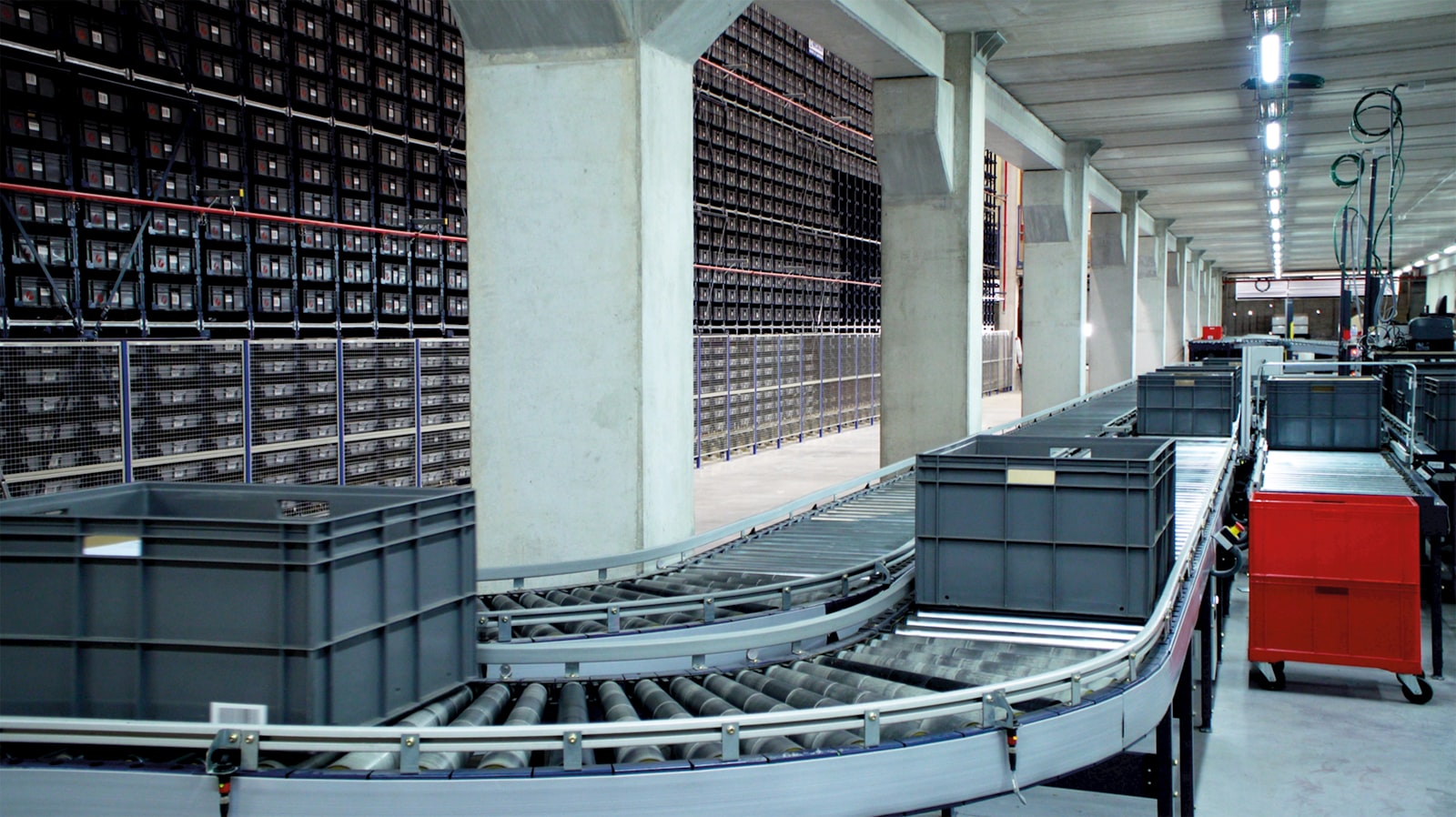 Automated warehouse with conveyor and high-bay storage